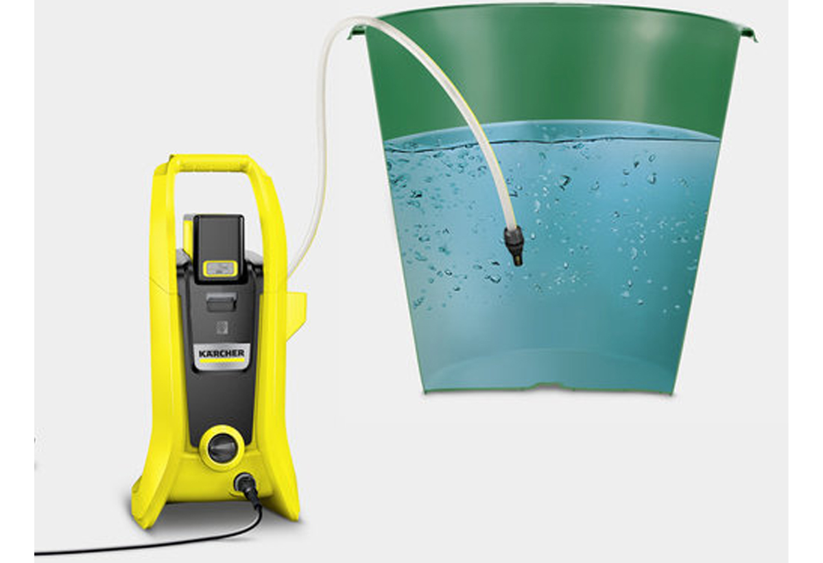 Απεικονίζεται η αναρρόφηση του νερού από έναν κουβά.